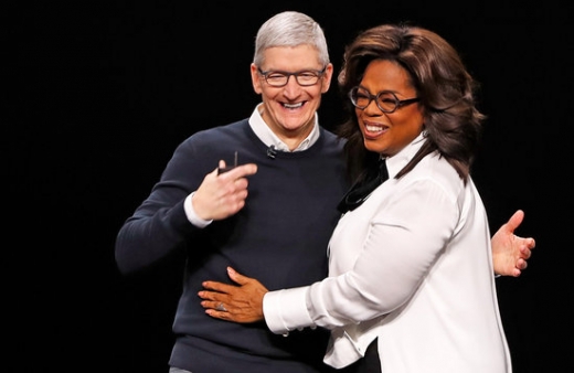 팀 쿡 애플 CEO(왼쪽)와 미국 유명 토크쇼 진행자 오프라 윈프리(오른쪽). /사진=로이터