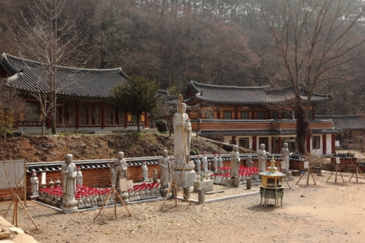 어린 넋을 위로하는 아기동자상과 태안지장보살입상. /사진=한국관광공사