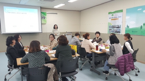 ▲노사발전재단 광주중장년일자리희망센터는 지난 9일 남구평생학습관 강의실에서 남구 지역 중장년을 대상으로 인생 3모작 설계를 위한 생애경력설계서비스를 시작했다.