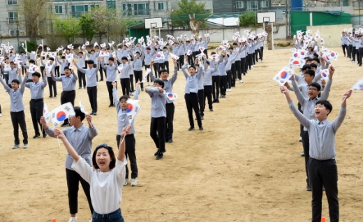 부산 중학교 학생 및 교사가 임시정부 수립 100주년 기념 플래시몹을 펼쳤다./사진제공=부산시교육청