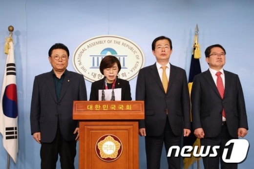 박맹우 의원(맨왼쪽)은 국회에서 열린 자유한국당 초·재선 모임인 '통합과 전진' 기자회견에서 이미선 헌법재판관 후보자 논란에 대한 강한 유감을 표시하고 문재인정부의 인사 참사와 한‧미 정상회담과 관련한 입장을 밝혔다. /사진=뉴스1