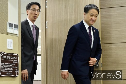 [머니S포토] 박능후-이갑수, 취약계층 미세먼지 마스크 지원 협약식 참석