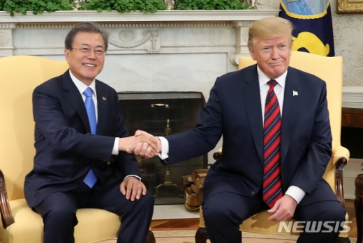 문 대통령 트럼프. 문재인 대통령이 지난 11일 오후(현지시각) 미국 워싱턴 백악관에서 도널드 트럼프 미국 대통령과 한미 정상회담을 하고 있다. /사진=뉴시스