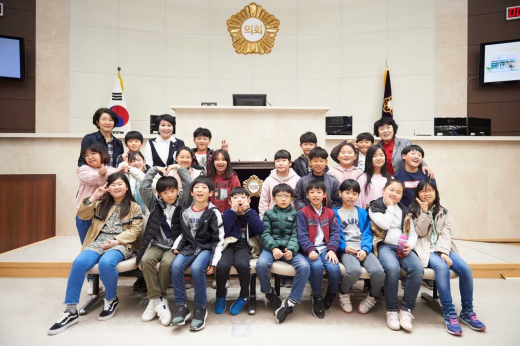 용인시의회(의장 이건한)에서 운영하는 청소년 지방자치아카데미에 지난 11일 능원초등학교 4학년 22명, 12일 용인제일초등학교 6학년 24명이 참여했다. /사진제공=용인시의회