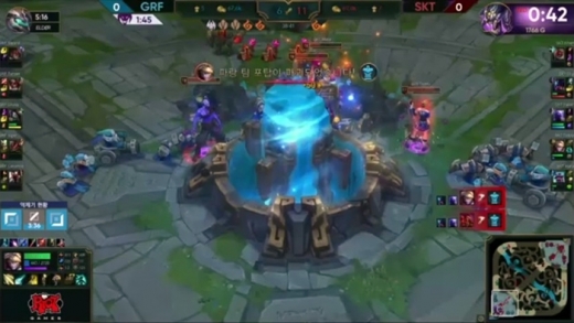 1경기에서 SK텔레콤 T1이 그리핀 진영을 파괴하는 모습. /사진=중계방송 캡쳐