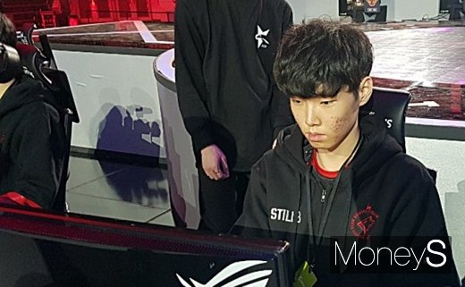 PC를 점검중인 '쵸비' 정지훈. /사진=채성오 기자