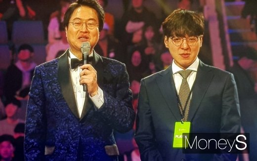 전용준 캐스터와 김정균 SK텔레콤 T1 감독이 우승인터뷰를 진행하고 있다. /사진=채성오 기자