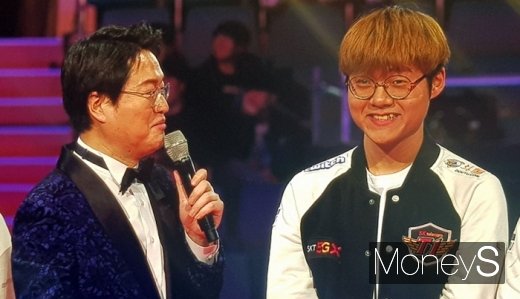 '테디' 박진성이 우승을 기뻐하며 인터뷰에 응하는 모습. /사진=채성오 기자