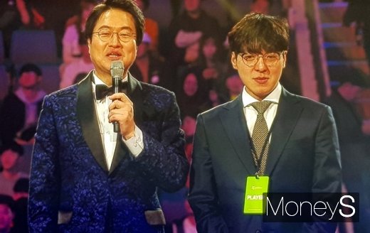 전용준 캐스터와 김정균 SK텔레콤 T1 감독(오른쪽)이 우승인터뷰를 진행하고 있다. /사진=채성오 기자