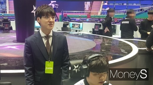 LCK 스프링 결승전이 열리기전 김정균 감독이 취재진의 질문에 답하고 있다. /사진=채성오 기자