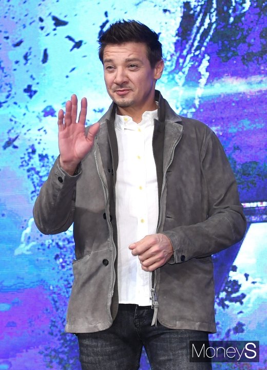 [머니S포토] 제레미 레너, 여유 넘치는 손인사