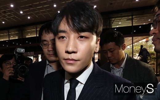 승리. 버닝썬. 유인석 유리홀딩스 대표. 성접대. 승리 팔라완 파티. 이른바 '경찰총장'으로 불린 경찰 간부가 유인석 유리홀딩스 대표에게 접대를 받았다는 유착 의혹에 관해 경찰이 추가 정황을 포착했다. /사진=장동규 기자