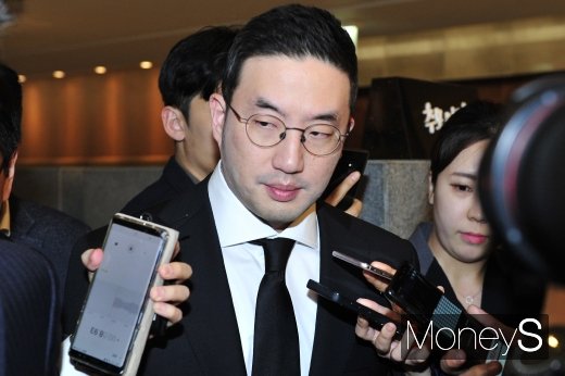 [머니S포토] 조문을 마치고 나오는 구광모 LG그룹 회장