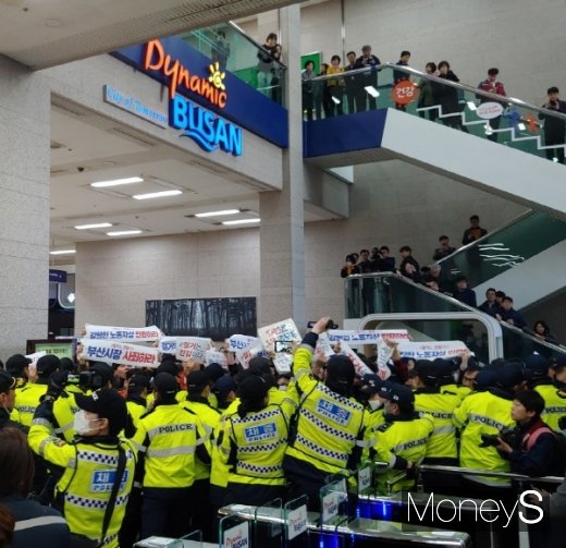 공무원노조와 시민단체 관계자들이 15일 오전 오거돈 부산시장 면담과 사죄를 요구하면서 시장실 진입을 시도하고 있다./사진=김동기 기자
