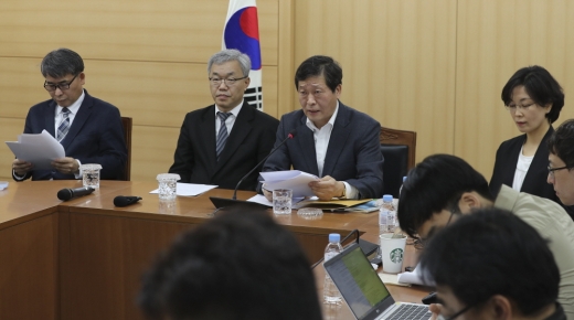 박수근(왼쪽 세번째) 경제사회노동위원회 산하 노사관계 제도·관행 개선위원회 위원장이 15일 오후 서울 종로구 경사노위에서 ILO(국제노동기구) 핵심협약 비준을 위한 논의에 대한 전체회의 결과를 발표하고 있다. / 사진=뉴시스 최진석 기자