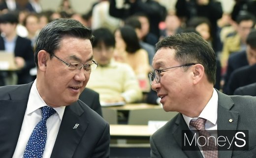 [머니S포토] 오픈뱅킹 도입 세미나에서 의견 나누는 김태영-김학수