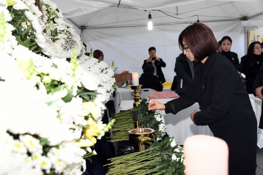 세월호 5주기 추모행사에 헌화하고 있는 은수미 성남시장. / 사진제공=성남시