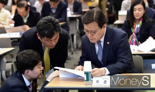 [머니S포토] 오픈뱅킹 세미나서 의견 나누는 최종구 금융위원장