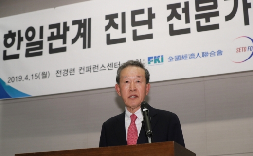 허창수 전국경제인연합회 회장이 15일 전경련회관 컨퍼런스센터에서 열린 '한일관계 진단 전문가 긴급좌담회'에서 인사말을 하고 있다 / 사진=전국경제인연합회