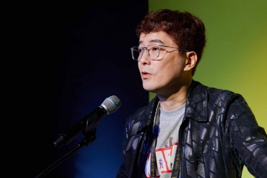 김동건 데브캣 스튜디오 총괄 프로듀서가 기조강연을 진행하고 있다. /사진=넥슨