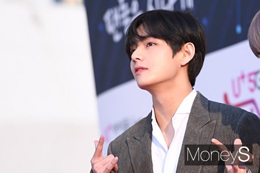 방탄소년단(BTS) 뷔가 24일 오후 인천광역시 남동구 수산동 남동체육관에서 열린 'U+5G TMA' 레드카펫 행사에 참석하고 있다. /사진=장동규 기자