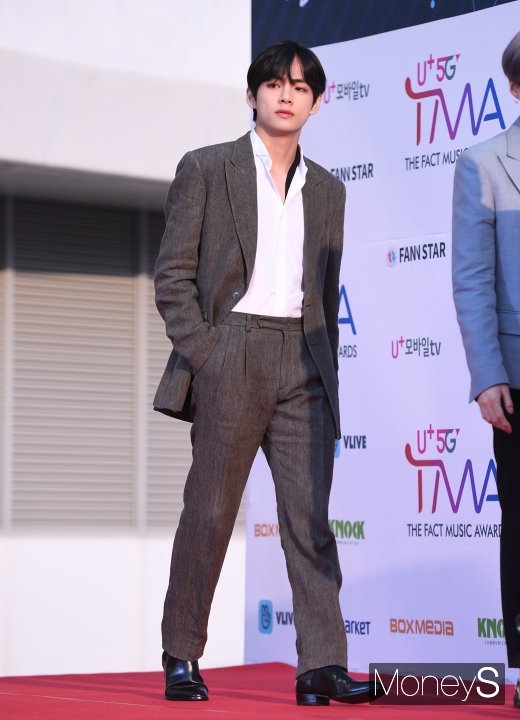 방탄소년단(BTS) 뷔가 24일 오후 인천광역시 남동구 수산동 남동체육관에서 열린 'U+5G TMA' 레드카펫 행사에 참석하고 있다. /사진=장동규 기자