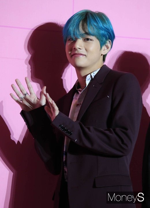 방탄소년단(BTS) 뷔가 17일 오전 서울 중구 동대문디자인플라자(DDP)에서 열린 '방탄소년단 MAP OF THE SOUL : PERSONA 발매 글로벌 기자간담회'에 참석해 포토타임을 갖고 있다. /사진=장동규 기자