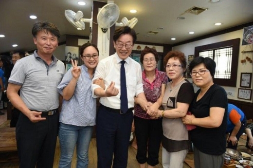 ▲ 이재명 경기도지사는 지난해 9월 도청에서 근무 중인 청소원, 방호원, 안내원들의 근무여건 개선을 위해 광교 신청사의 휴게공간을 대폭 확장한다고 발표했다. / 사진제공=경기도 