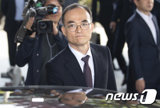해외 출장 중 이례적으로 검·경 수사권 조정 법안의 패스트트랙(신속처리안건) 지정에 반대입장을 밝힌 문무일 검찰총장이 4일 오전 인천국제공항을 통해 귀국한 후 차량에 탑승하고 있다. /사진=뉴스1