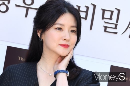 [머니S포토] 이영애 '얼굴에 묻은 예쁨'