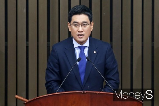 바른미래당 제3대 원내대표 선출을 위한 의원총회가 15일 서울 여의도 국회 246호에서 열린 가운데 신임 원내대표로 선출된 오신환 의원(서울 관악구을)이 수락 연설을 하고 있다. /사진=임한별 기자