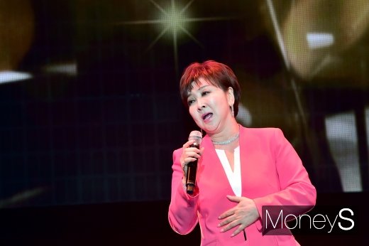 머니S포토] 리버스로 돌아온 엔카의 여왕 계은숙 - 머니S