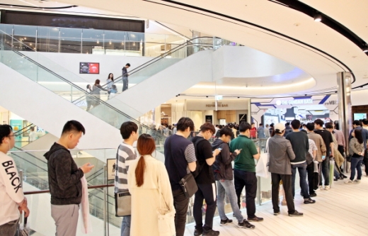 지난 4일부터 5일 프라모델 3종을 50% 할인행사때 줄을 서서 구매하는 고객들도 있었으며, 5시간만에 조기품절이 될 정도로 마니아 층이 많았다./사진제공=신세계센텀시티