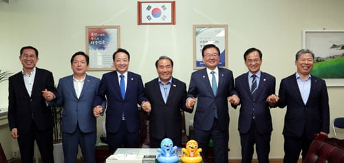 장휘국 광주교육감(가운데)과 시 5개 구청장들 /사진제공=시 교육청