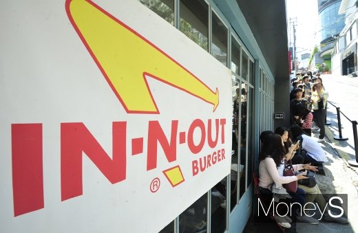22일 오전 서울 강남구 바비레드 강남점에서 미국 햄버거 프랜차이즈 '인앤아웃버거(In-N-Out Burger)'를 구매하기 위해 시민들이 줄을 서고 있다. /사진=장동규 기자