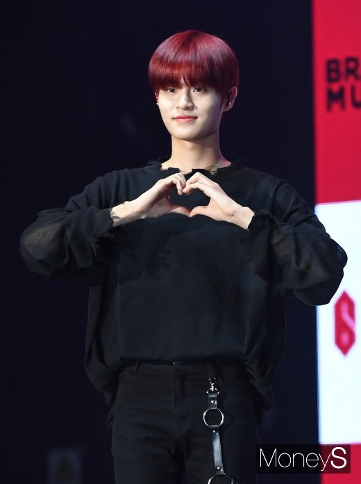 [머니S포토] AB6IX(에이비식스) 이대휘 '내 마음을 받아줘~'