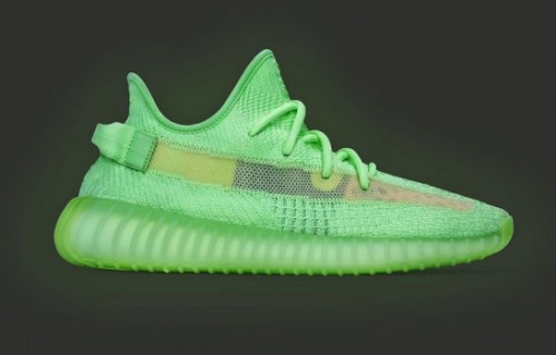 카시나가 24일 SNS를 통해 아디다스 YEEZY BOOST 350V2 발매 소식을 공개했다./사진=카시나