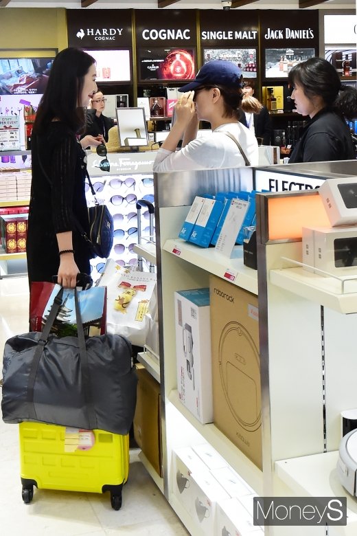 [머니S포토] 인천공항 입국면세점, 오늘부터 손님맞이 돌입