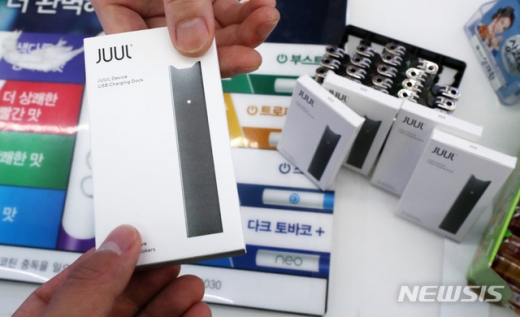 액상형 전자담배 '쥴(JULL)'이 지난달 24일 국내에 정식 출시된 가운데 이날 오전 서울 중구의 한 편의점에서 쥴이 판매되고 있다.  /사진=뉴시스