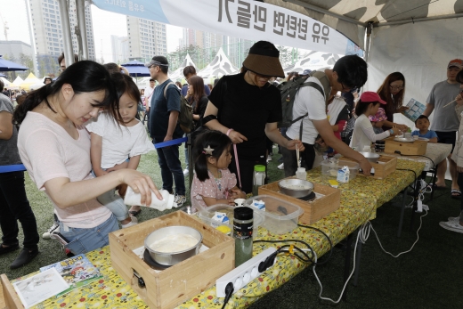 [머니S포토] 화성시, '우유의 날' 밀크업 페스티벌 개최