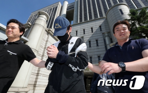 성폭력범죄의 처벌 등에 관한 특례법 위반(주거침입 강간미수) 혐의를 받고 있는 A씨가 5월31일 오후 서울 서초구 서울중앙지법에서 구속 전 피의자 심문을 마치고 나서고 있다. 일명 '신림동 강간미수범' 영상 속 A씨는 지난달 28일 오전 서울 관악구 신림동 소재 한 건물에 사는 여성의 집에 따라 들어가려 한 혐의를 받고 있다. /사진=뉴스1 박세연 기자