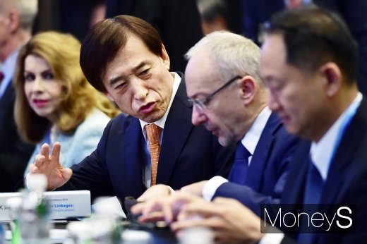 [머니S포토] 2019 BOK 국제컨퍼런스, 의견 나누는 이주열