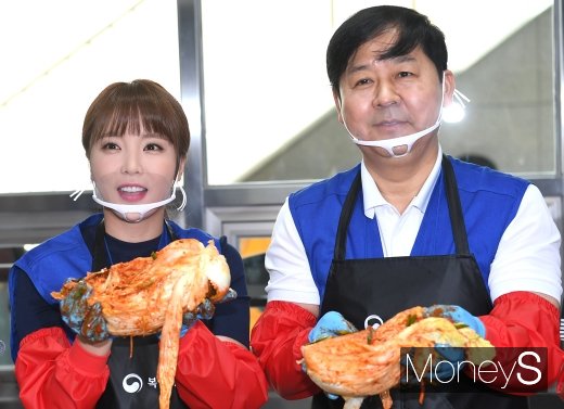 [머니S포토] 홍진영·구윤철 '사랑을 나눠요'