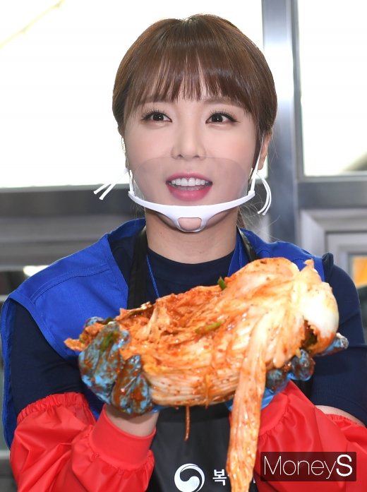 [머니S포토] 홍진영 '사랑의 김치'