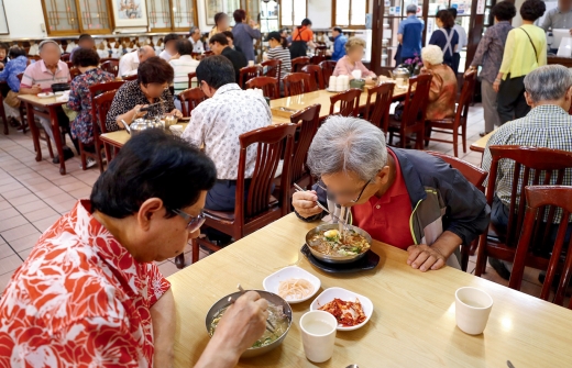 서울 종로 창경궁로의 한 냉면집에서 시민들이 냉면을 먹고 있다. /사진=뉴시스 전진환 기자