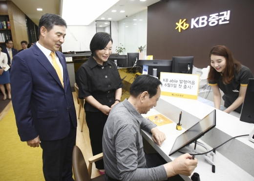 3일 KB증권 여의도 영업부에서 열린 'KB able 발행어음' 출시 기념행사에서 KB증권 김성현 사장(맨 왼쪽)과 박정림 사장(왼쪽에서 두번째)의 안내로 이종구 고객(왼쪽에서 세번째)이 디지털창구를 통해 상품을 가입하고 있다. /사진=KB증권