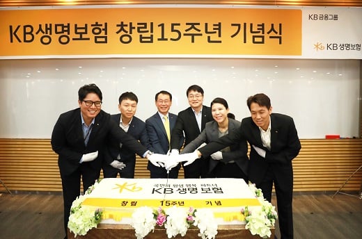 허정수 KB생명 사장(왼쪽 세 번째)이 임직원들가 함께 창립 15주년 기념 떡케익을 커팅하고 있다. / 사진=KB생명