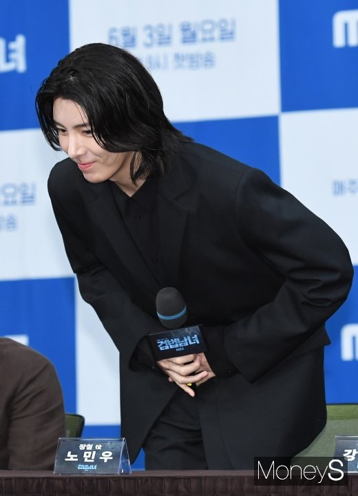 [머니S포토] 노민우 '배꼽인사'