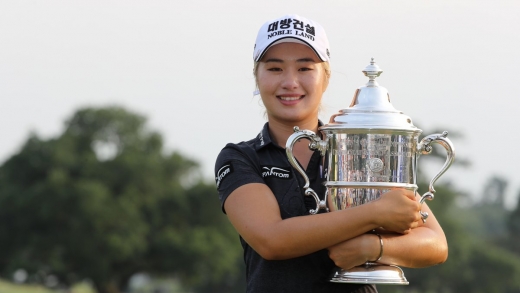 3일(한국시간) 미국 사우스캐롤라이나주 찰스턴의 컨트리클럽 오브 찰스턴(파71·6732야드)에서 열린 US여자오픈(총상금 550만달러) 최종 4라운드에서 보기 3개와 버디 4개를 묶어 1언더파 70타를 기록하며 우승을 차지한 이정은. /사진=LPGA 공식 트위터