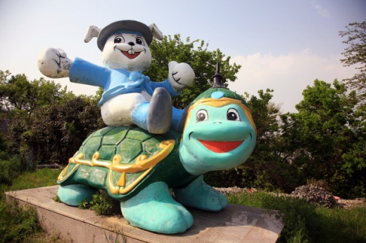 비토섬을 상징하는 토끼와 거북이 조형물. /사진=한국관광공사